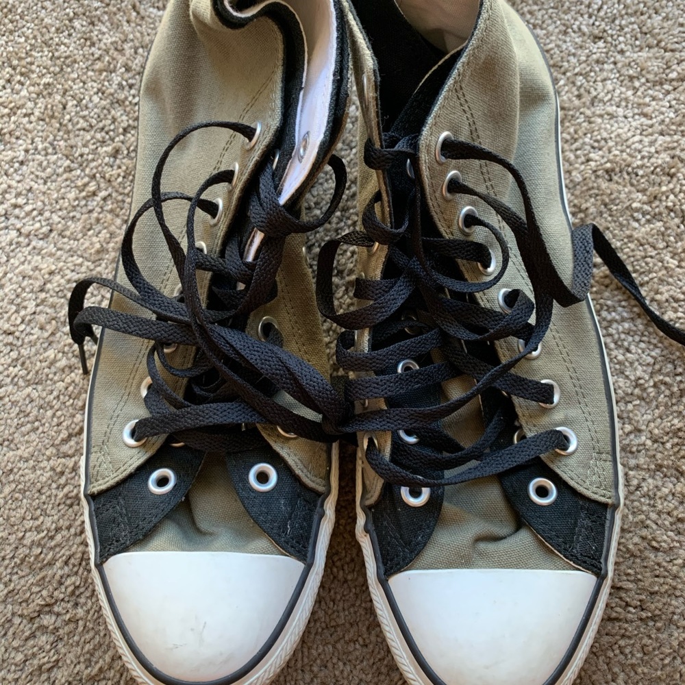 Men converse